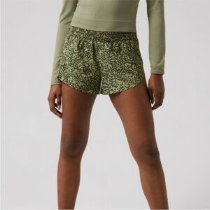 Athleta Printed Hustle 3” Shorts Green Leopard Size S